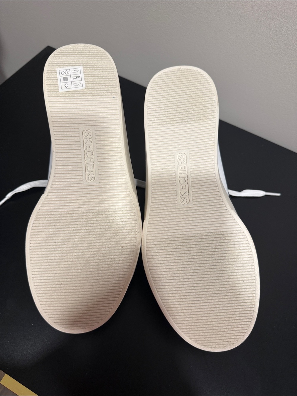 Skechers women’s sneakers - Picture 3 of 5